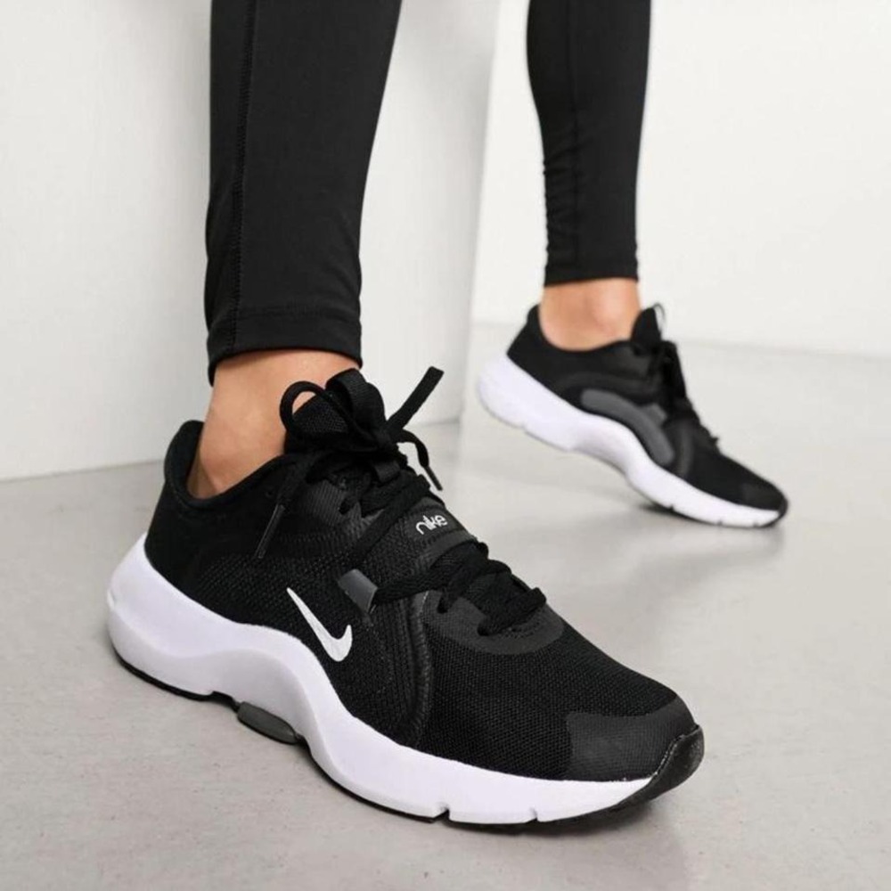 Nike training in-season T3 13 trainers women's black and white sneakers